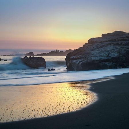 Beachfront Inn Брукингс Экстерьер фото
