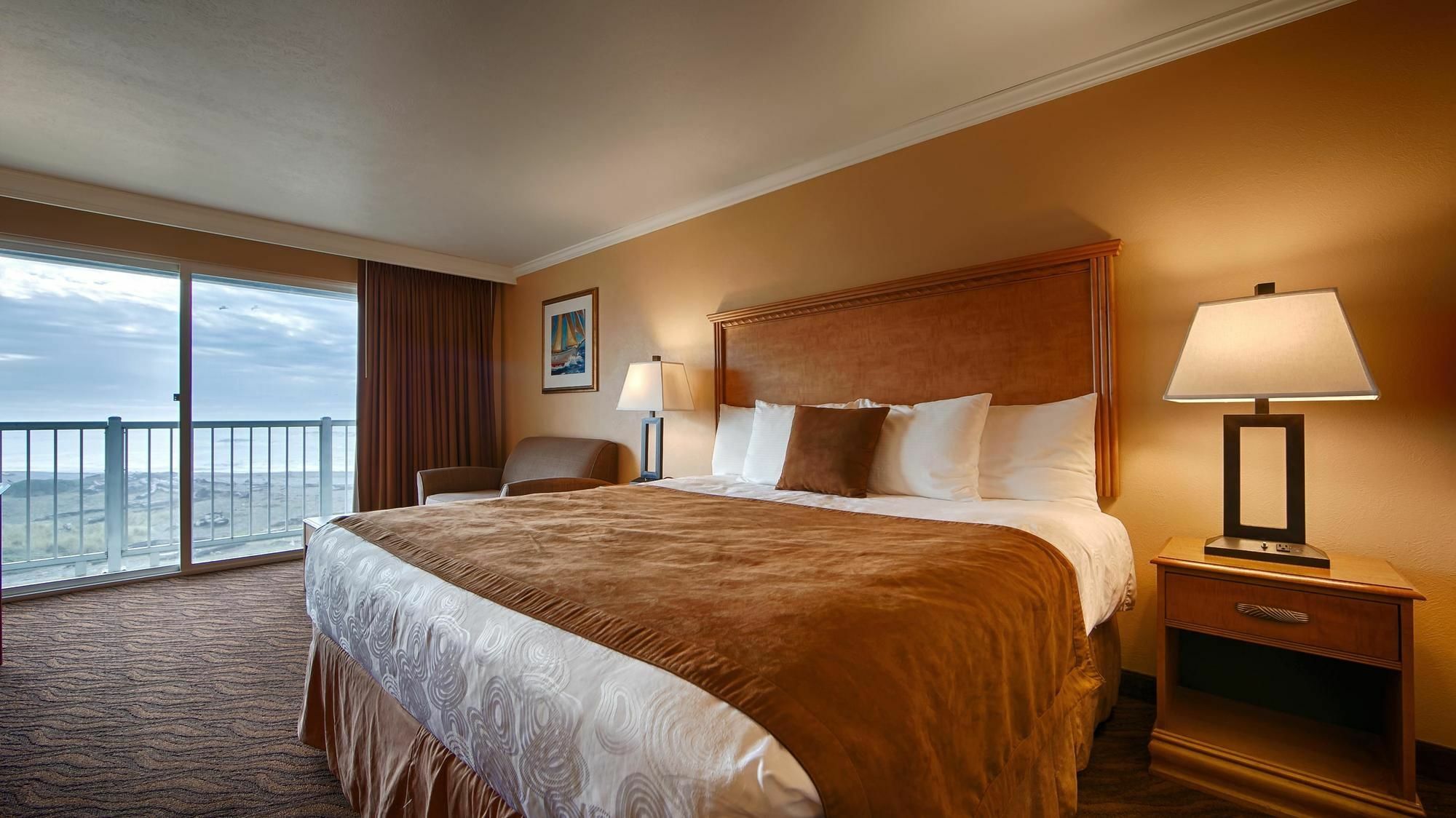 Beachfront Inn Брукингс Экстерьер фото