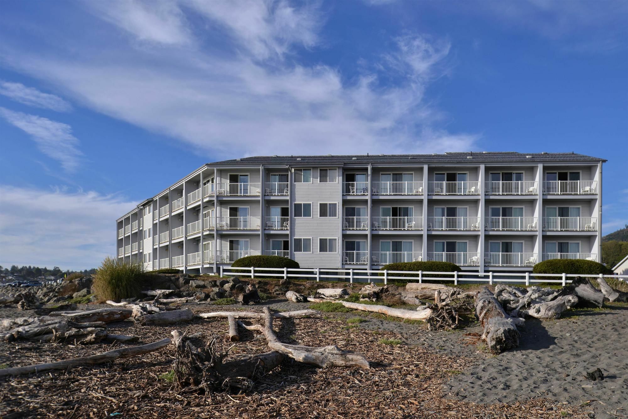 Beachfront Inn Брукингс Экстерьер фото
