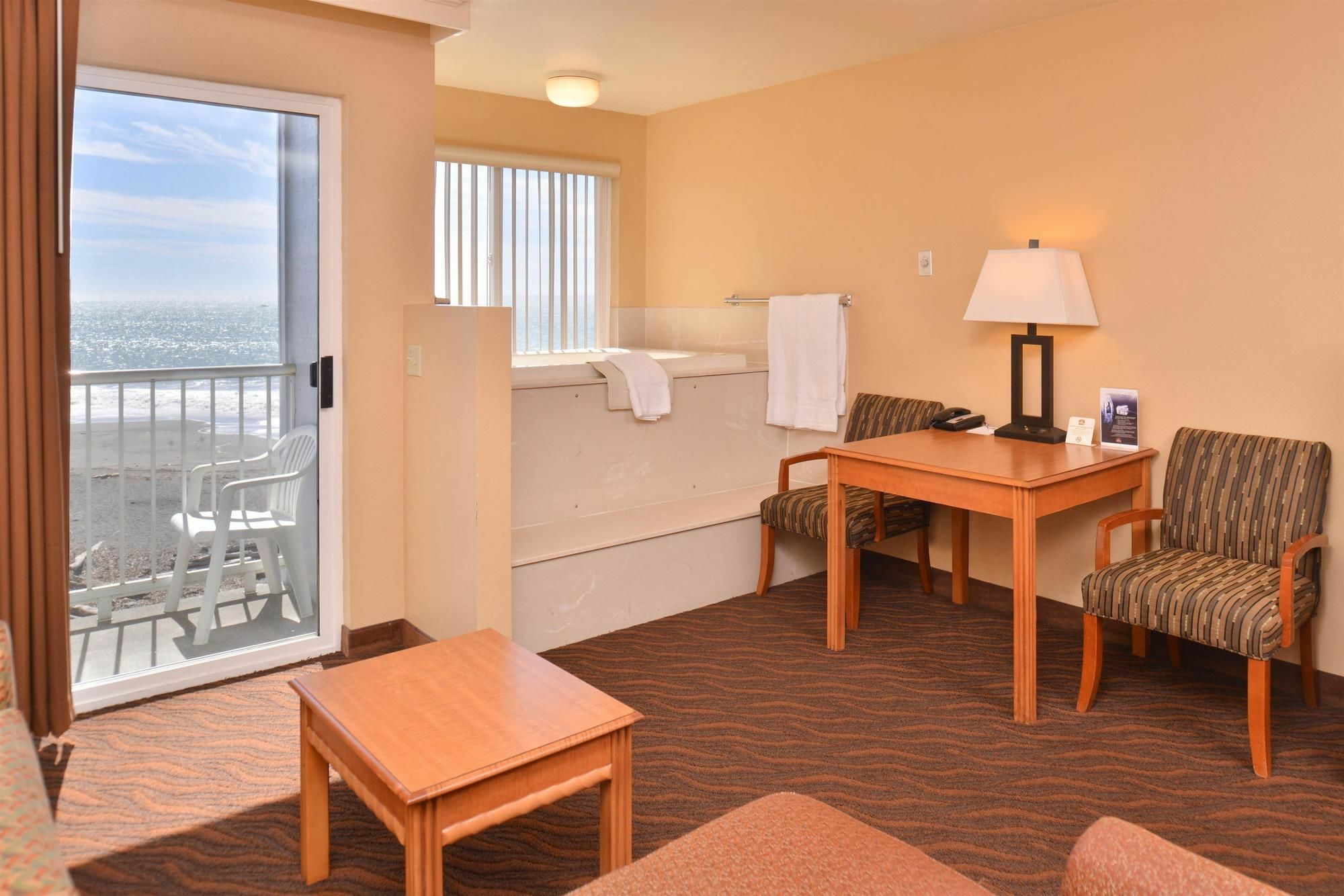 Beachfront Inn Брукингс Экстерьер фото